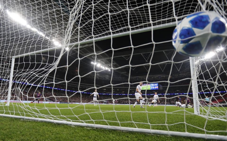 Barcelona forward Philippe Coutinho scores his sides first goal during the Champions League Group B soccer match between Tottenham Hotspur and Barcelona at Wembley Stadium in London, Wednesday, Oct. 3, 2018. (AP Photo/Frank Augstein)