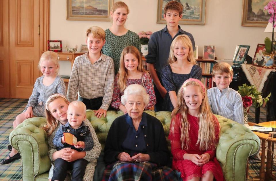 已故英國女王21日過97歲冥誕，王室發布由凱特王妃拍攝、從未曝光的祖孫大合照。（翻攝The Royal Family）