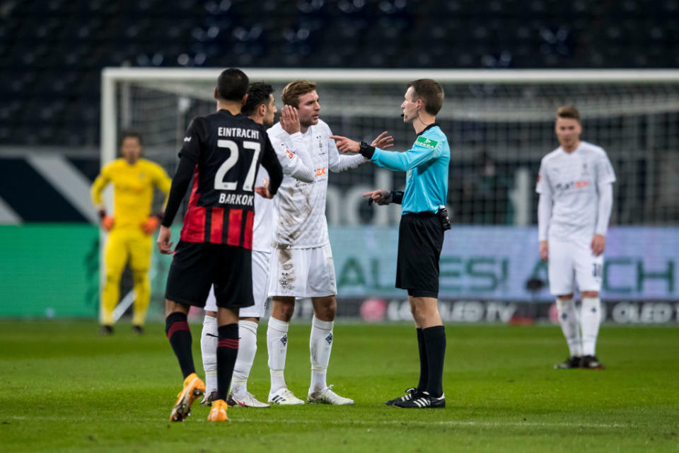 Christoph Kramer diskutiert (Photo by Christian Verheyen/Borussia Moenchengladbach via Getty Images)