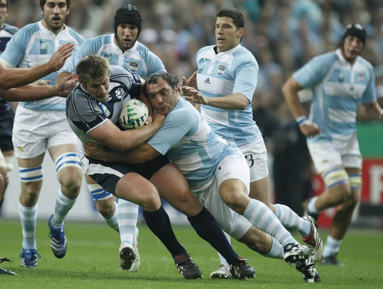 Rodrigo Roncero tacklea al escocés Gavin Kerr en el Stade de France, el día que los Pumas vencieron en los cuartos de final del Mundial 2007; detrás aparecen Nacho Fernández Lobbe, Lucas Ostiglia, Manuel Contepomi y, más lejos, Patricio Albacete