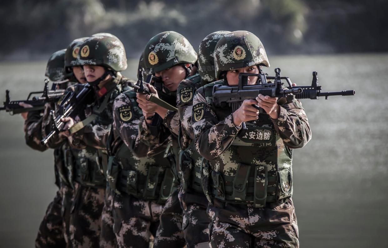 On the afternoon of December 20, 2017, a group of recruits were drilling at the training base of the Public Security Frontier Defense Corps in Fujian, China. The new soldiers are training.