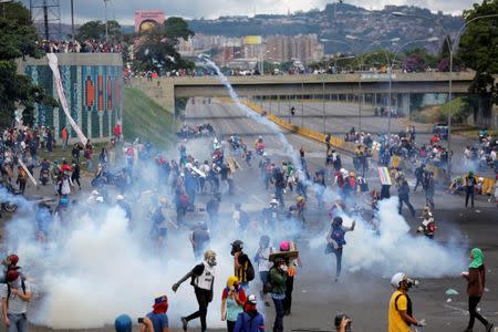 Demonstrators clash with riot security forces while rallying against Venezuela's President Nicolas Maduro's Government in front of an Air Force base in Caracas, Venezuela, June 24, 2017. REUTERS/Ivan Alvarado