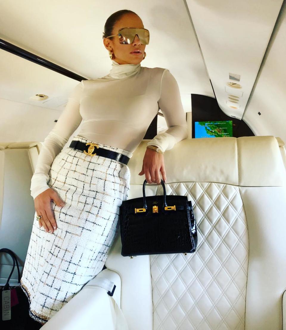 Este atuendo de Jennifer López ha dado mucho de que hablar en redes sociales, donde la califican como la mujer perfecta en asuntos de moda. <a href="https://www.instagram.com/jlo/?hl=en" rel="nofollow noopener" target="_blank" data-ylk="slk:Foto: Jennifer López/Instagram;elm:context_link;itc:0;sec:content-canvas" class="link ">Foto: Jennifer López/Instagram</a>