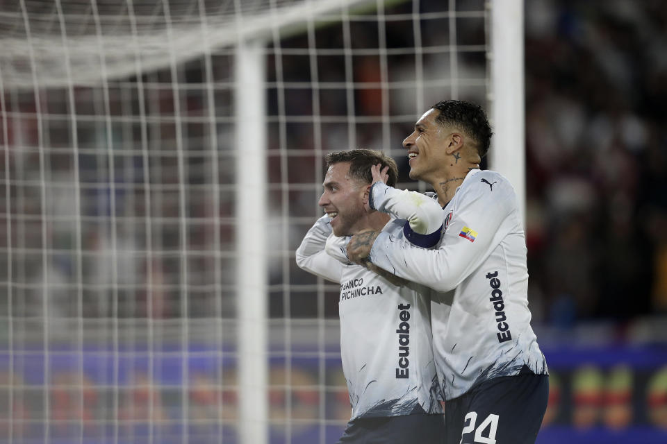 Lucas Piovi (izquierda) y su compañero Paolo Guerrero de la Liga de Quito celebran luego que Piovi anotó el tercer gol del equipo ante Defensa y Justicia de Argentina durante las semifinales de la Copa Sudamericana, el miércoles 27 de septiembre de 2023, en Quito. (AP Foto/Dolores Ochoa)