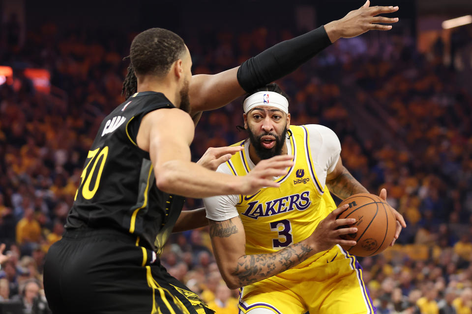 Anthony Davis禁區一柱擎天，助湖人客場搶下開門紅。(Photo by Ezra Shaw/Getty Images)