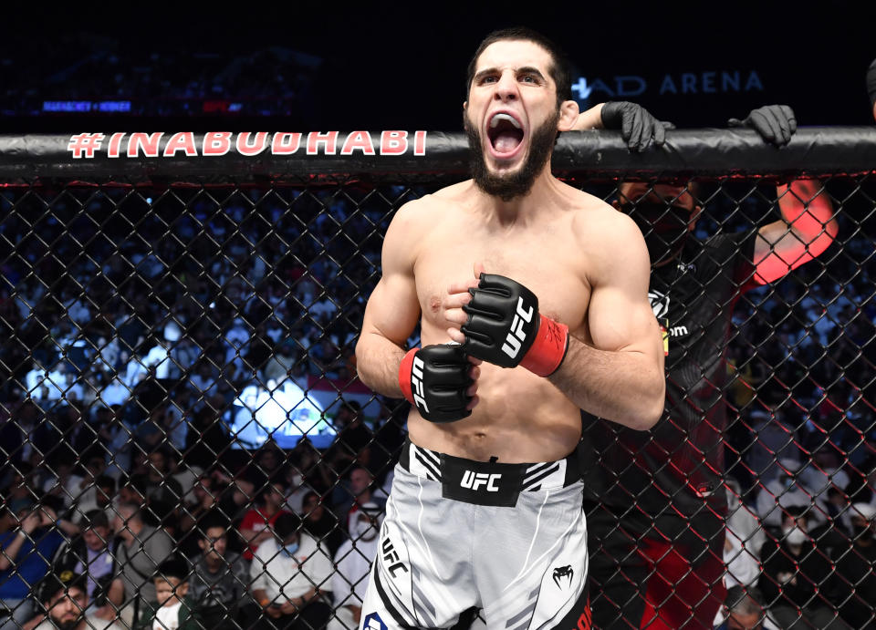 ABU DHABI, EMIRATOS ÁRABES UNIDOS - 30 DE OCTUBRE: Islam Makhachev de Rusia se prepara para pelear contra Dan Hooker de Nueva Zelanda en una pelea de peso ligero durante el evento UFC 267 en Etihad Arena el 30 de octubre de 2021 en Yas Island, Abu Dhabi, Emiratos Árabes Unidos.  (Foto por Chris Unger/Zuffa LLC)