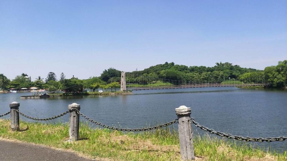 虎頭埤風景區推出9月24日每位遊客入園半票優惠，風景區擁有湖泊、森林秘境美景，是假日放鬆的好去處。   圖：台南市政府觀光旅遊局/提供