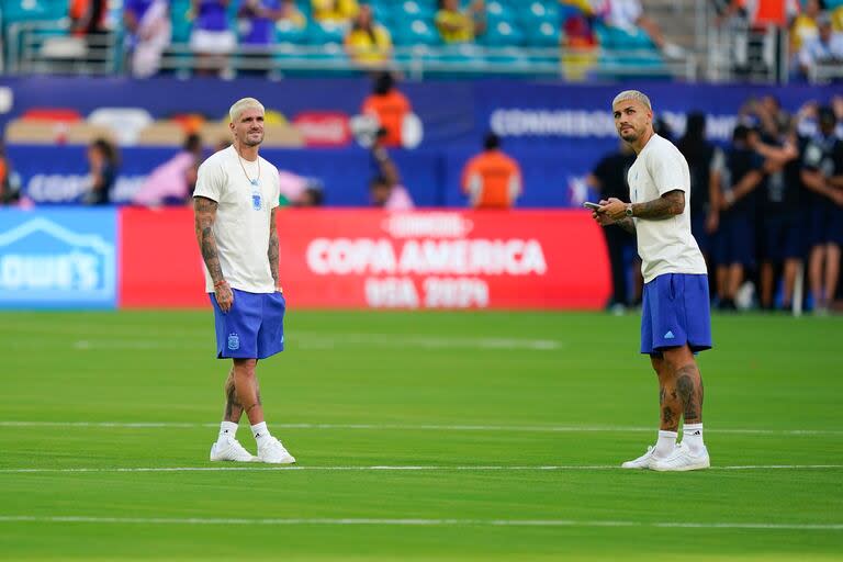 Rodrigo De Paul y Leandro Paredes en el Hard Rock Stadium.