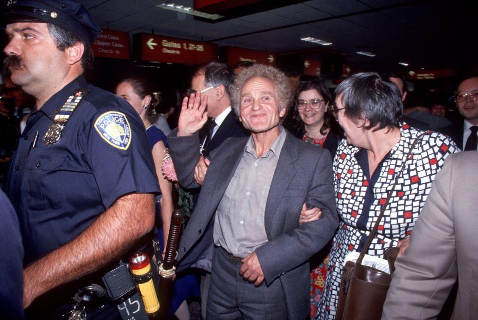 Yuri Orlov arrives at JFK Airport, New York, October 5, 1986 - Allan Tannenbaum/Getty Images