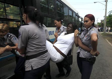 Cuban security personnel detain a member of the Ladies in White group after their weekly anti-government protest march, in Havana September 13, 2015. REUTERS/Enrique de la Osa