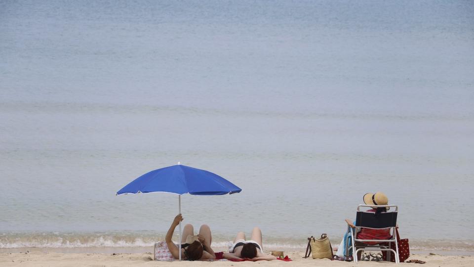 Urlauber am Strand von Arenal.