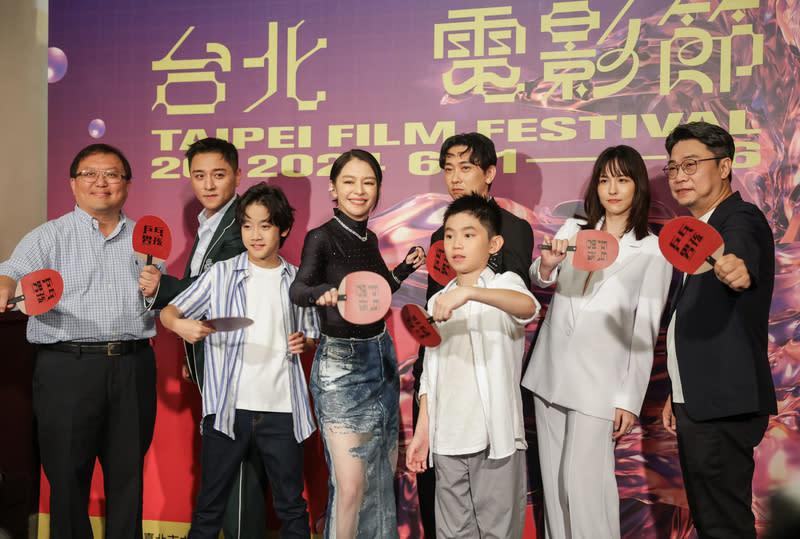 北影開幕片「乒乓男孩」首映　劇組出席（3） 電影「乒乓男孩」獲選2024台北電影節開幕片，導演 洪伯豪（右）、監製唐在揚（左）21日率演員鄭人碩 （左2起）、彭裕愷、徐若瑄、施名帥（後右3）、李 星緯（前）、魏蔓（右2）出席，手持桌球造型扇揮 拍宣傳。 中央社記者裴禛攝  113年6月21日 