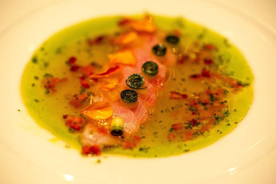 Un crudo de Hamachi con fresas, semillas de mostaza en escabeche y vinagre de miel de pimienta rosa del chef Danny Ganem, del menú de Fiona.