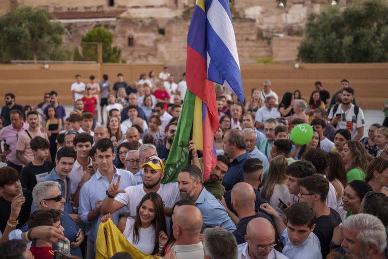 El líder del partido de extrema derecha Vox, Santiago Abascal, posa con seguidores durante un evento de campaña electoral en Guadalajara, España, el sábado 15 de julio de 2023.