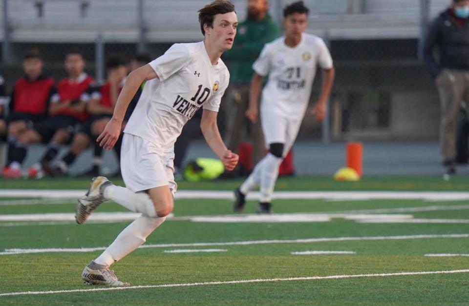 Aidan Kelly scored two goals to lead Ventura to a 3-0 victory over Pacifica on Tuesday.