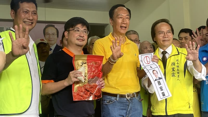 鴻海集團創辦人郭台銘（前左3）29日在彰化縣議長謝典林（前左2）陪同下，到無黨籍北斗鎮長補選候選人顏宏霖（前右1）的競選總部，為顏宏霖加油打氣。（中央社）