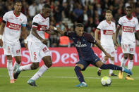 <p>92e – Dans les arrêts de jeu, Neymar enchaîne les roulettes au milieu de la défense et trompe Lafont une deuxième fois. (Photo AFP) </p>