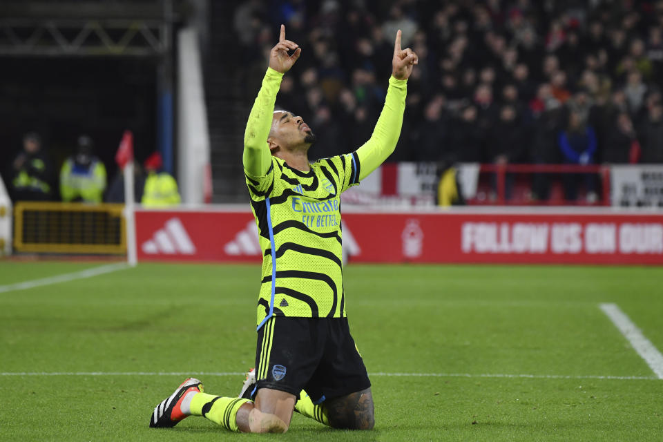 Gabriel Jesus celebra tras anotar el primer gol de Arsenal en la victoria 2-1 ante Nottingham Forest en la Liga Premier, el jueves 30 de enero de 2024. (AP Foto/Rui Vieira)