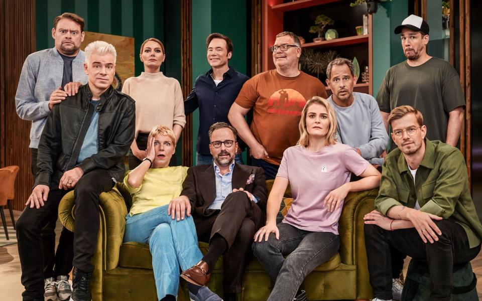 Diese zehn Teilnehmenden machen den Sieg in der vierten Staffel von "LOL: Last One Laughing" unter sich aus. Hintere Reihe, von links: Max Giermann, Martina Hill, Gastgeber Michael Bully Herbig, Elton, Moritz Bleibtreu und Jan van Weyde. Vordere Reihe, von links: Michael Mittermeier, Cordula Stratmann, Kurt Krömer, Hazel Brugger und Joko Winterscheidt. (Bild: Amazon)