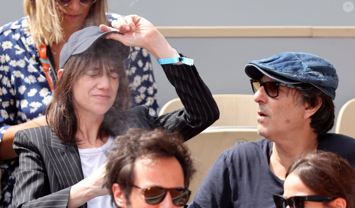 <p>Le couple a assisté à la demi-finale opposant Novak Djokovic à Carlos Alcaraz à Roland-Garros</p>
<p>Charlotte Gainsbourg et son compagnon Yvan Attal en tribunes lors des Internationaux de France de tennis de Roland Garros 2023, à Paris, France. © Jacovides-Moreau/Bestimage <br /><br /></p> - © BestImage, JACOVIDES-MOREAU / BESTIMAGE