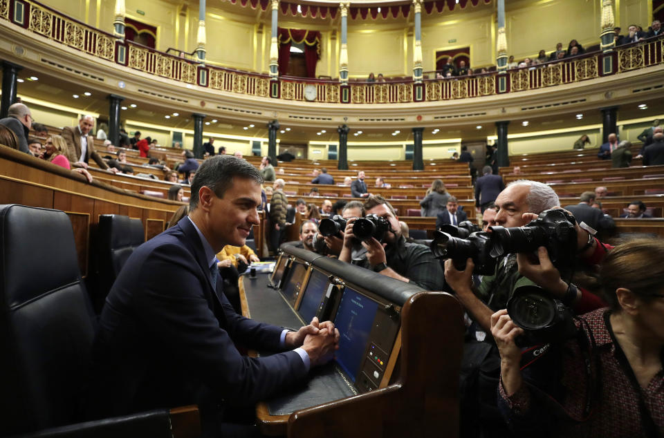 En esta imagen del miércoles 13 de febrero de 2019, el presidente de España Pedro Sánchez es fotografiado en el Parlamento de Madrid. (AP Foto/Manu Fernandez, Archivo)