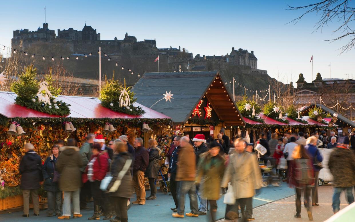 Edinburgh Castle and Christmas market festive holiday - Travelpix Ltd/Stone RF