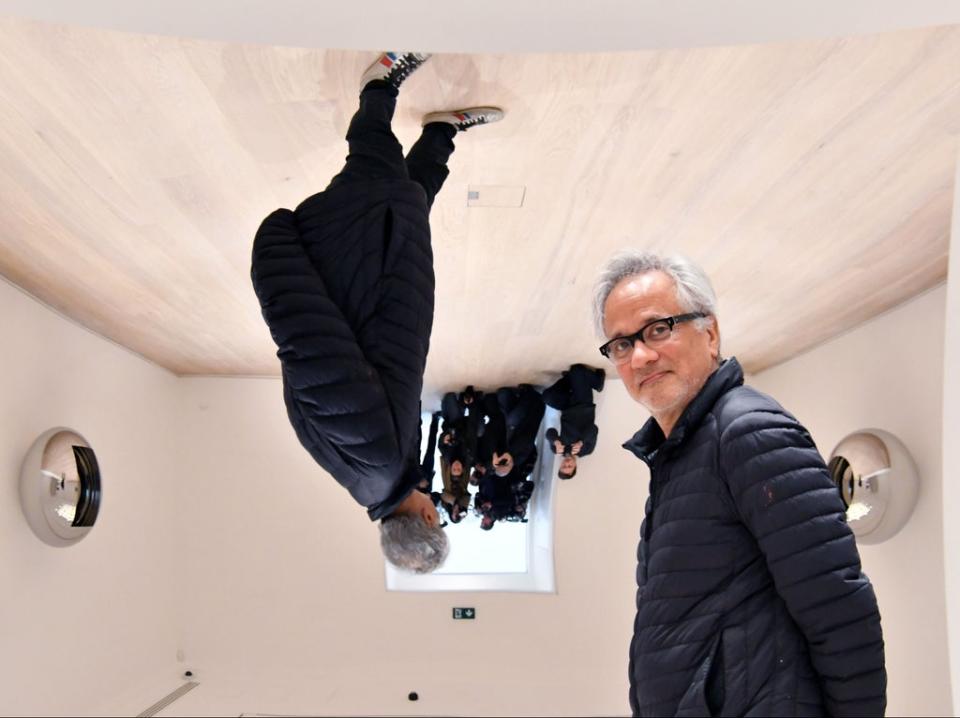 The world turned upside down: Kapoor with his mirror sculptures in 2019 (Nils Jorgensen/Shutterstock)