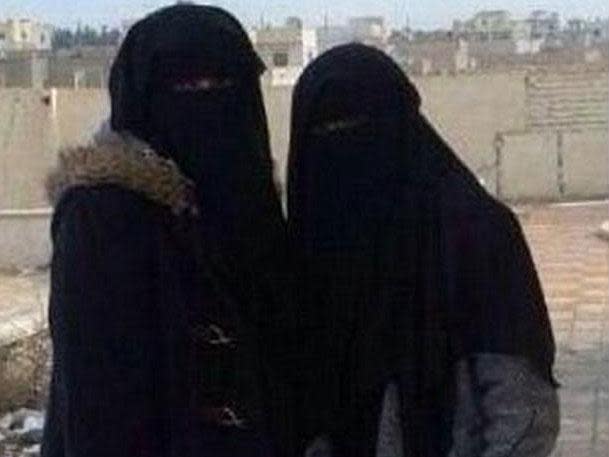 Aqsa Mahmood and another woman in Syria in a picture tweeted in 2014. (Twitter)