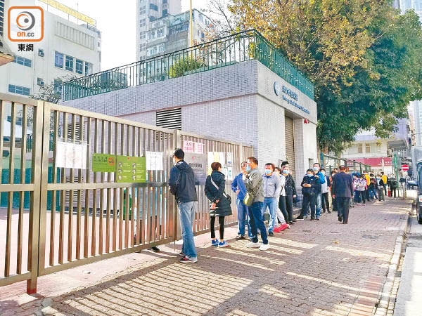 政府在深水埗楓樹街遊樂場設立流動採樣站。（陳賜慧攝）