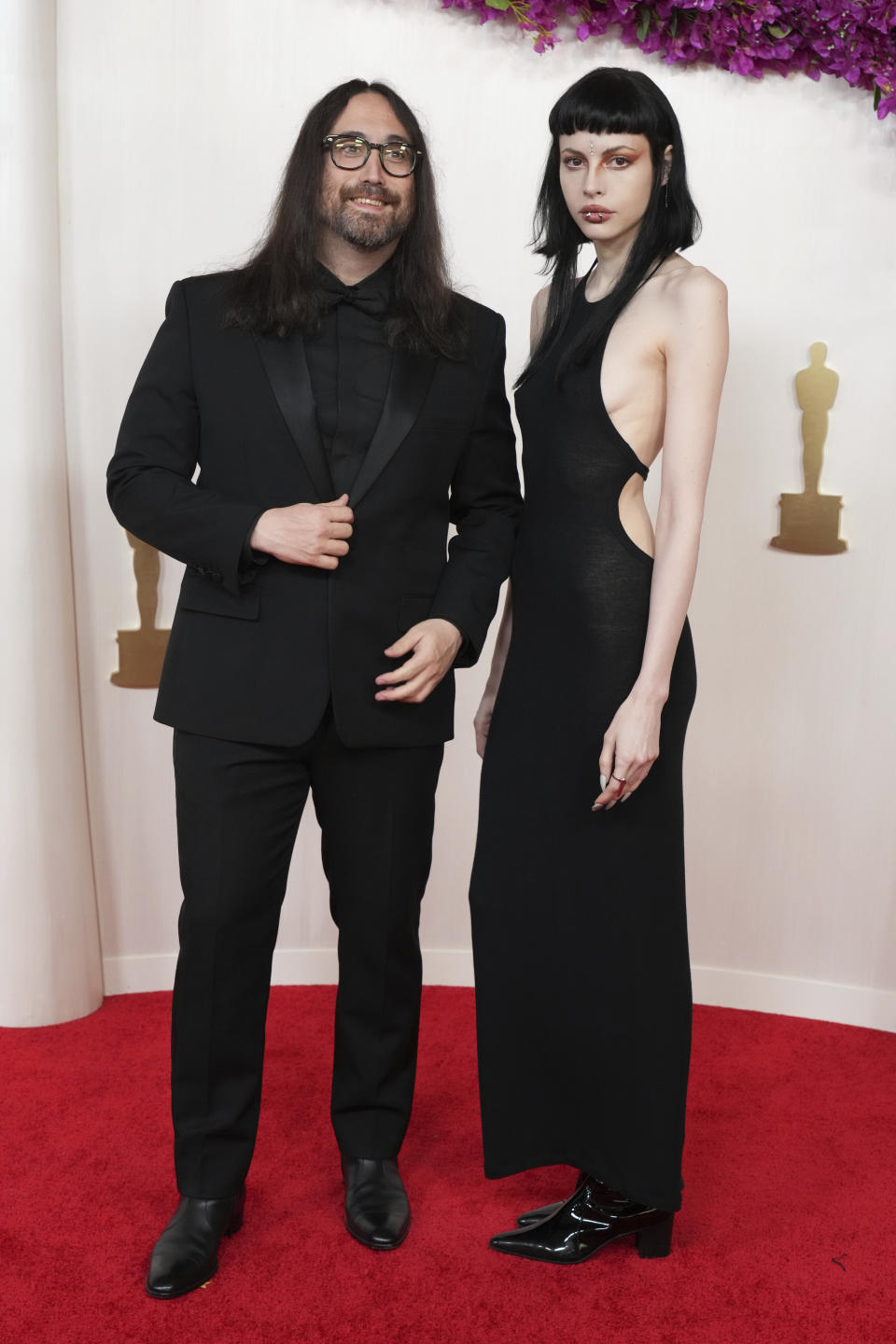 Sean Ono Lennon, izquierda, y Kemp Muhl llegan a los Oscar el domingo 10 de marzo de 2024, en el Teatro Dolby en Los Ángeles. (Foto Jordan Strauss/Invision/AP)