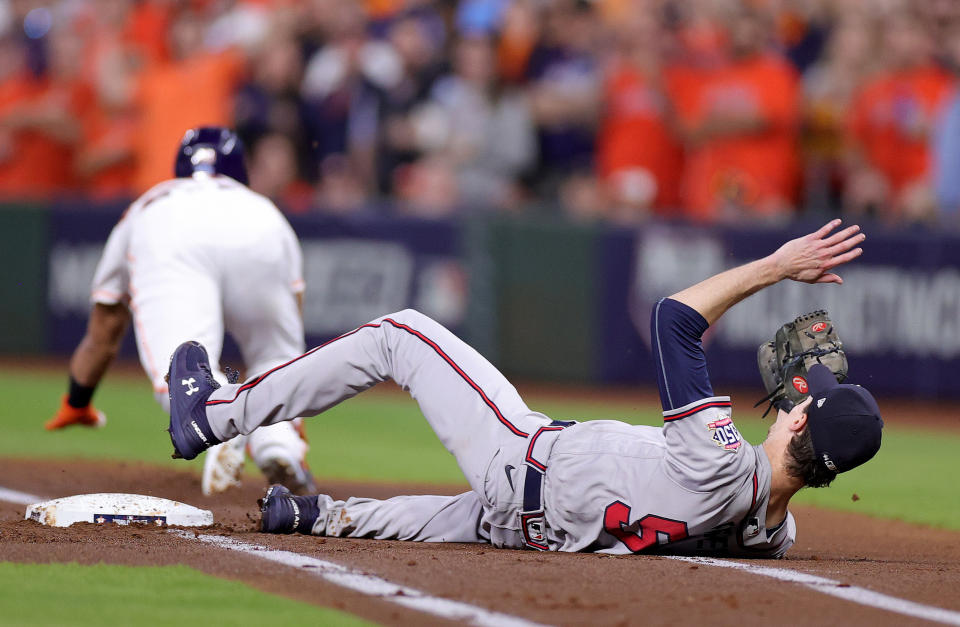 2021世界大賽G6，Max Fried至一壘補位與Michael Brantley發生事故。（Photo by Carmen Mandato/Getty Images）