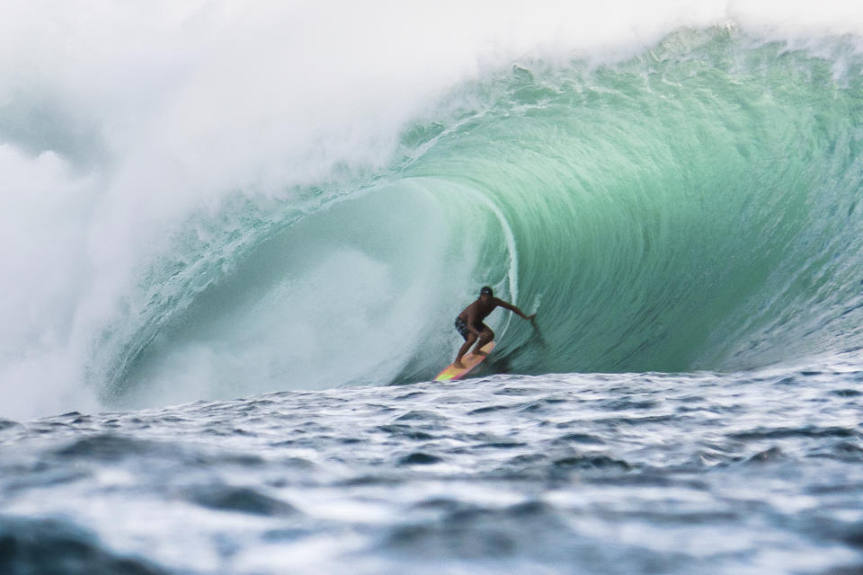 En esta imagen sin fecha proporcionada por Christa Funk, el salvavidas, surfista y actor Tamayo Perry surfea. Perry murió por un ataque de tiburón el domingo 23 de junio de 2024, en la costa de Oahu, Hawái. (Christa Funk vía AP)