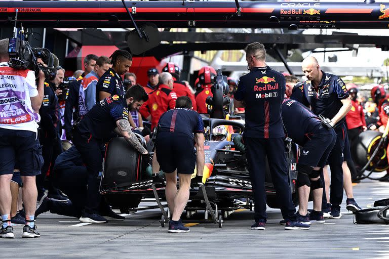 El equipo Red Bull trabaja en el auto de Sergio Pérez, que acelera en la pista para disputarle el título a su compañero Max Verstappen y eso genera más competencia y cuidados.