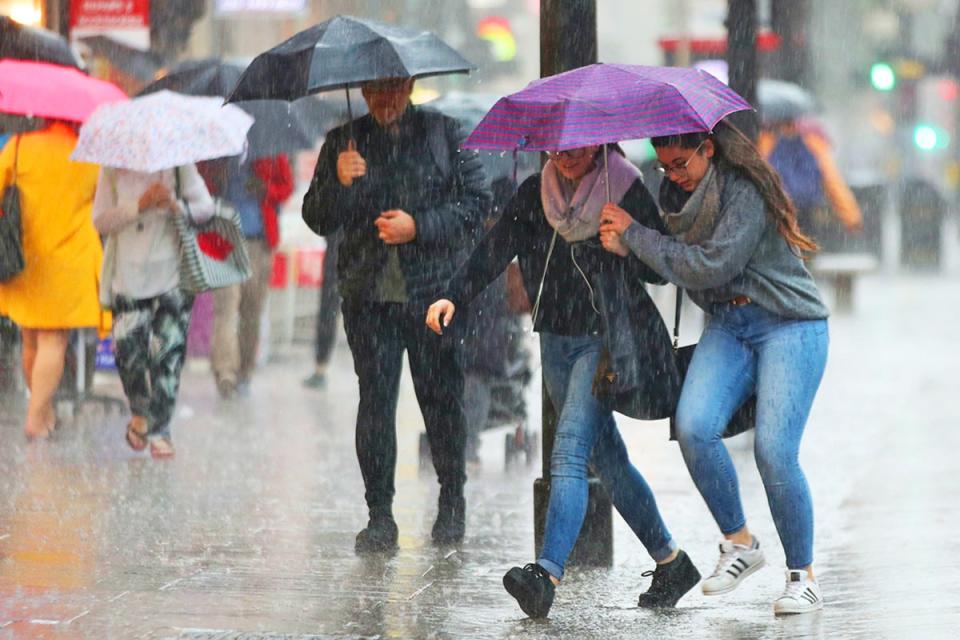Teile von England und Wales könnten am Sonntag mit starken Regenfällen rechnen (PA)