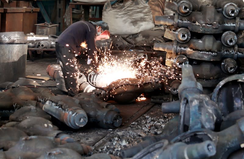 FOTO DE ARCHIVO: Un trabajador suelda piezas de automóviles en un taller de fabricación de accesorios para automóviles en Huaibei, provincia de Anhui, China