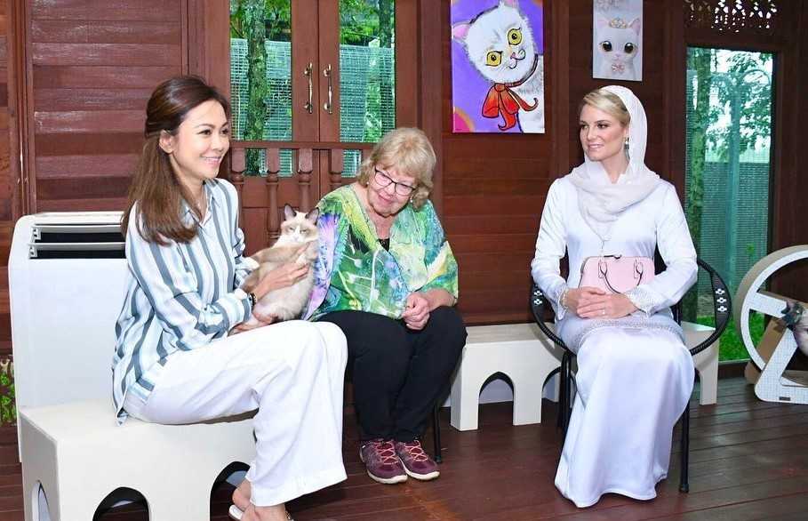 Tengku Permaisuri Selangor Tengku Permaisuri Norashikin welcomes Sofie Louise Johansson and her grandmother at the Selangor Casa De Cat. – Picture via Facebook/selangorroyaloffice