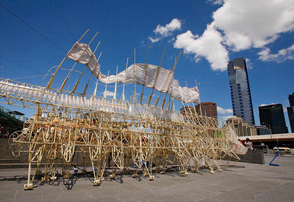 Las Strandbeest o bestias de playa de Theo Jansen están diseñadas para pisar la arena, pero también recorren ciudades. (Foto: Scott Barbour/Getty Images)