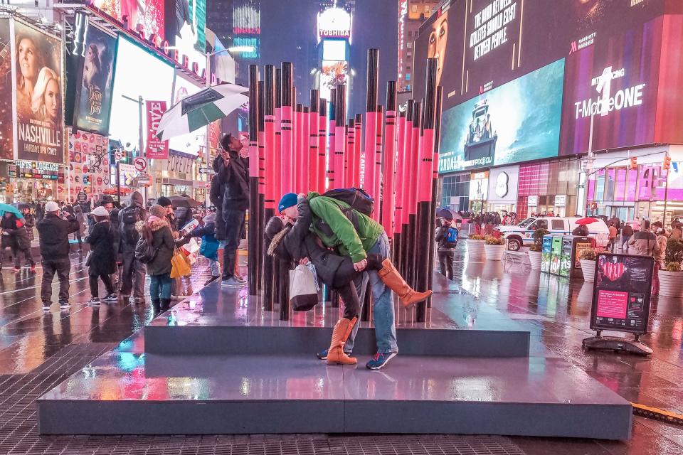 Couple capture their global dip-kisses at landmark locations