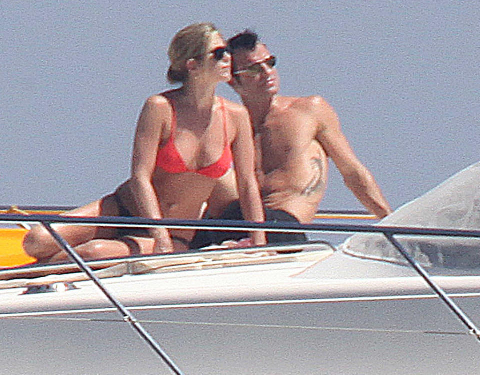 EXCLUSIVE: **STRICTLY NO WEB UNTIL 11PM PST ON JULY 3rd, 2012**PREMIUM RATES APPLY** Jennifer Aniston and shirtless Justin Theroux share a romantic breakfast on holiday in Capri, Italy