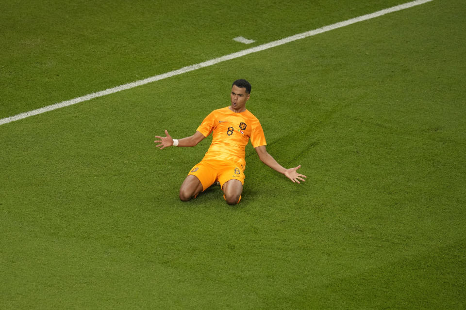 Cody Gakpo, de Holanda, celebra tras anotar el primer gol de su equipo durante un juego del Grupo A del Mundial entre Senegal y Holanda, en el estadio Al Thmama, en Doha, Qatar, el 21 de noviembre de 2022. (AP Foto/Thanassis Stavrakis)