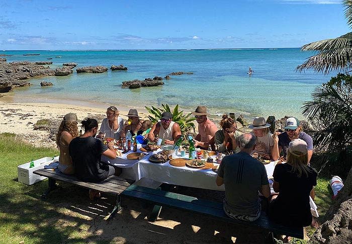 Elsa Pataky y Chris Hemsworth con amigos