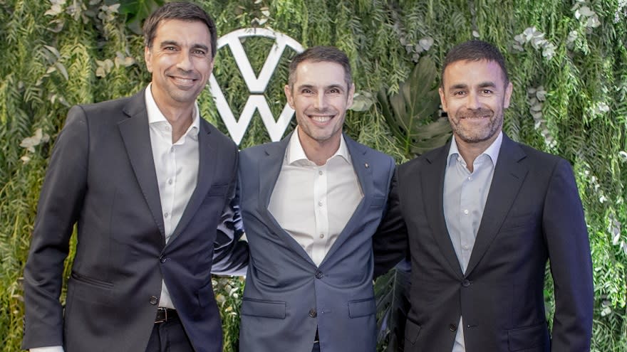 Directivos del grupo Volkswagen y de Autotag en la inauguración.