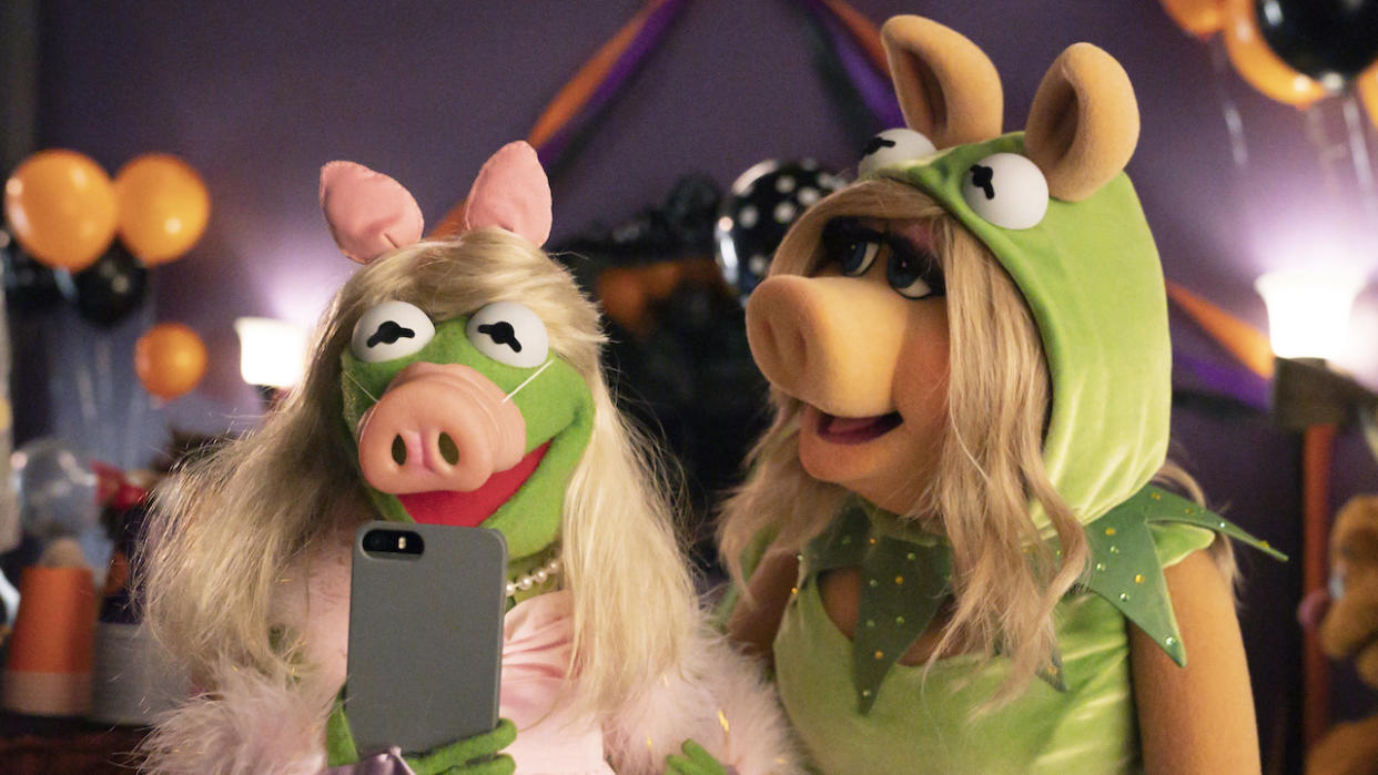  Kermit and Miss Piggy dressed as one another in Muppets Haunted Mansion. 