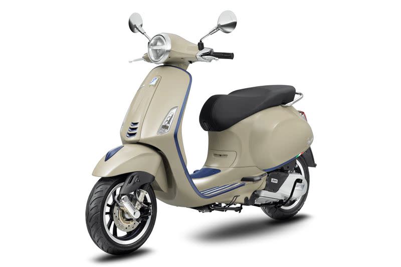 Vespa Primavera以經典的圓型頭燈與充滿曲線魅力的車身線條而聞名。（圖／Vespa提供）