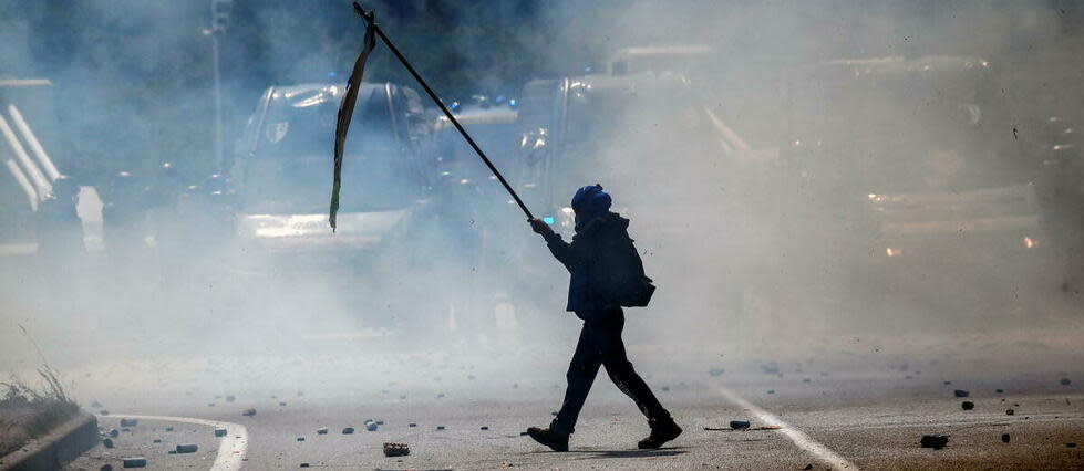 La manifestation des opposants à la ligne ferroviaire Lyon-Turin a été marquée par des tensions avec les forces de l'ordre samedi.  - Credit:OLIVIER CHASSIGNOLE / AFP