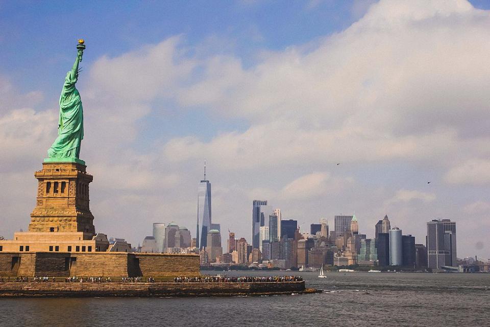 Airbnb says that New York City's new short-term rental host registration rules are killing its business in the city. Source: Saravarad85/Wikimedia https://commons.wikimedia.org/wiki/File:Statue_of_Liberty_overlooking_lower_Manhattan.jpg Saravarad85 / Wikimedia 