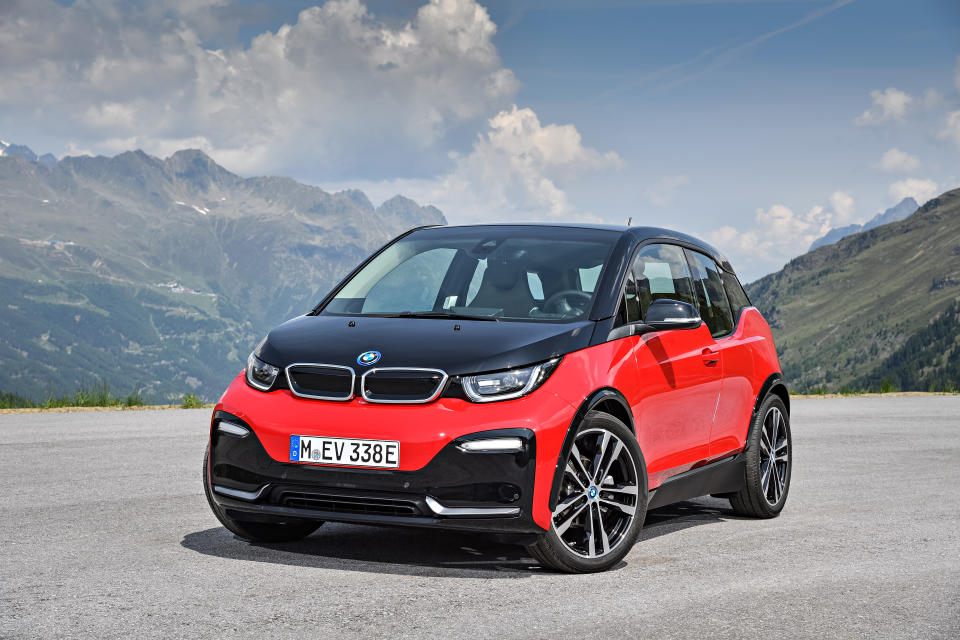 <p>Dass klein nicht immer günstig sein muss, beweist auch das Beispiel des BMW i3s 94 Ah inkl. Range-Extender (135 kW). Der Neuwagen ist ab 45.750 Euro erhältlich. Durch Fix-, Werkstatt-, Betriebskosten und Wertverlust summieren sich die Gesamtkosten pro Monat auf 705 Euro oder 56,4 Cent pro Kilometer. (Bild: BMW) </p>