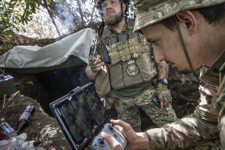 Un combatiente de infantería ucraniana pilotea un dron cerca de Pokrovske (David Guttenfelder/The New York Times)