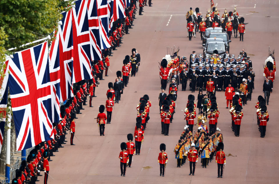 <p>Après la cérémonie religieuse à l'Abbaye de Westminster, le cercueil d'Elizabeth II entame les derniers kilomètres pour rallier le château de Windsor où la reine sera inhumée. (Photo by Chip Somodevilla/Getty Images)</p> 