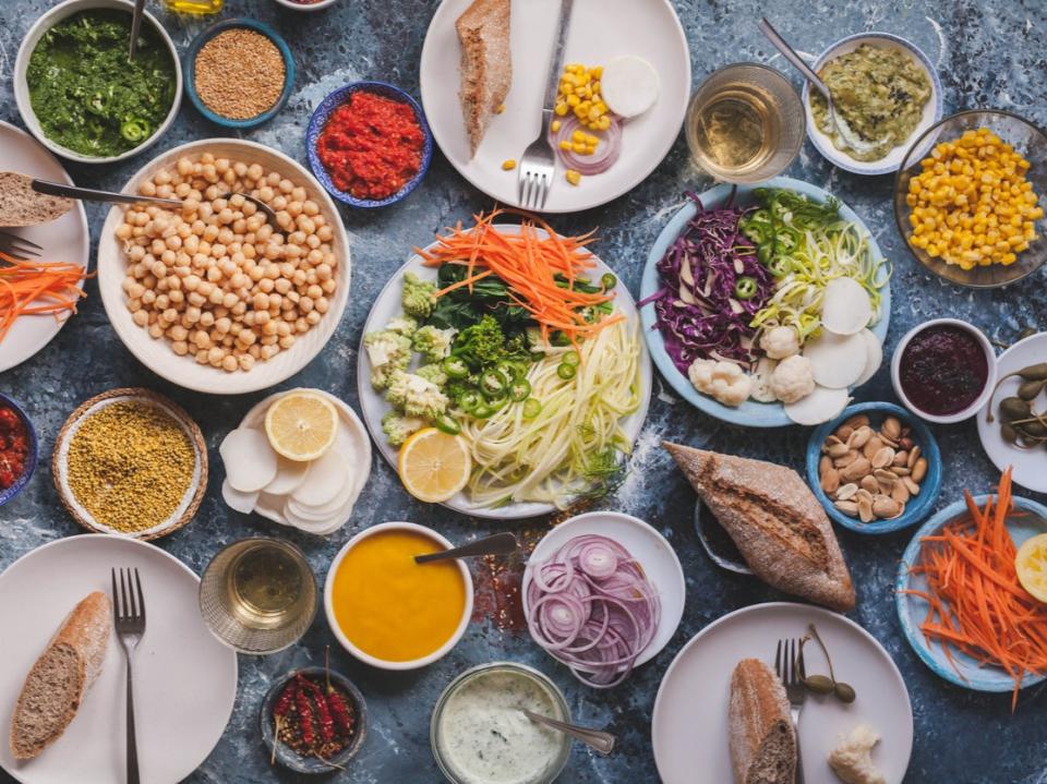 Los estudios sugieren que una dieta mediterránea, rica en plantas, pescado y grasas insaturadas, puede reducir el riesgo de demencia. (Getty Images/iStockphoto)